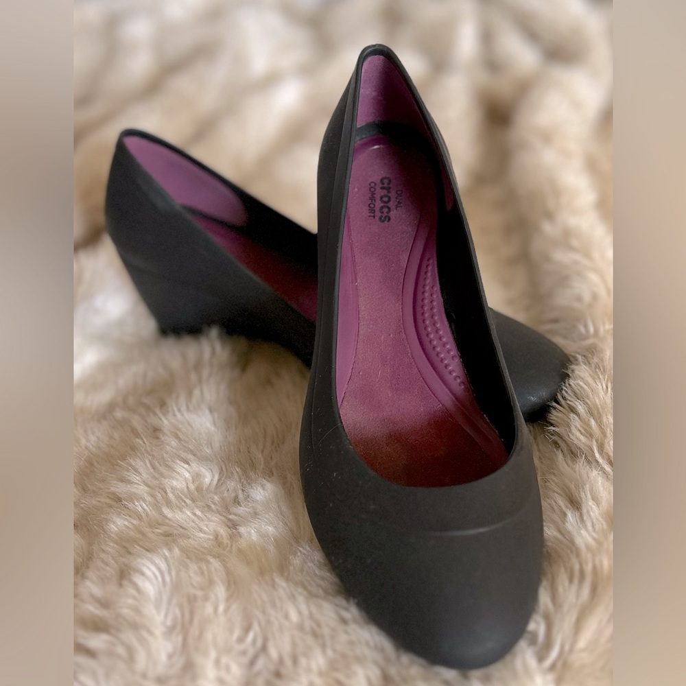 Crocs Lina Wedge Pump. Black womens size 8